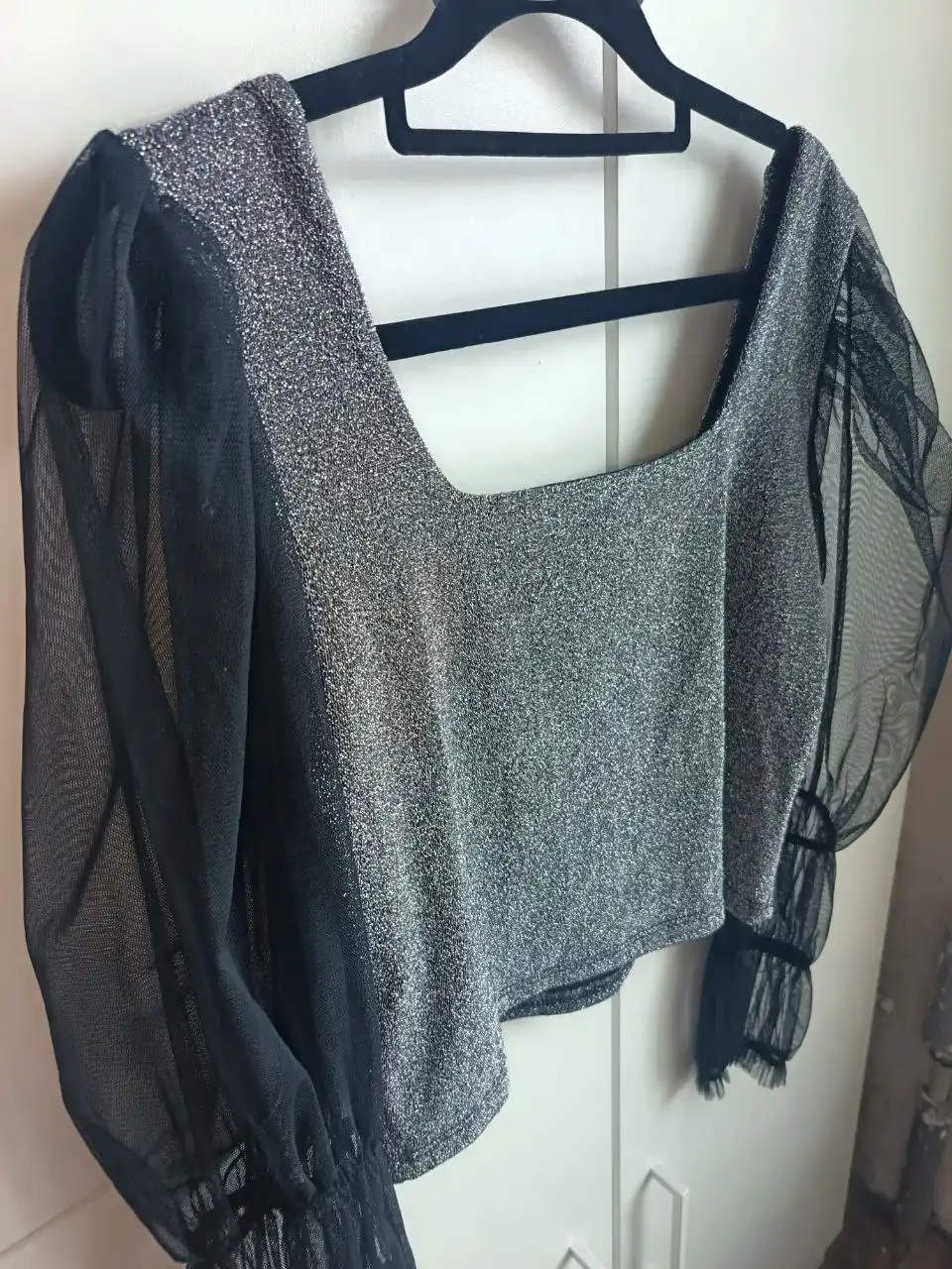 Вечернее платье с блеском и П-образным вырезом