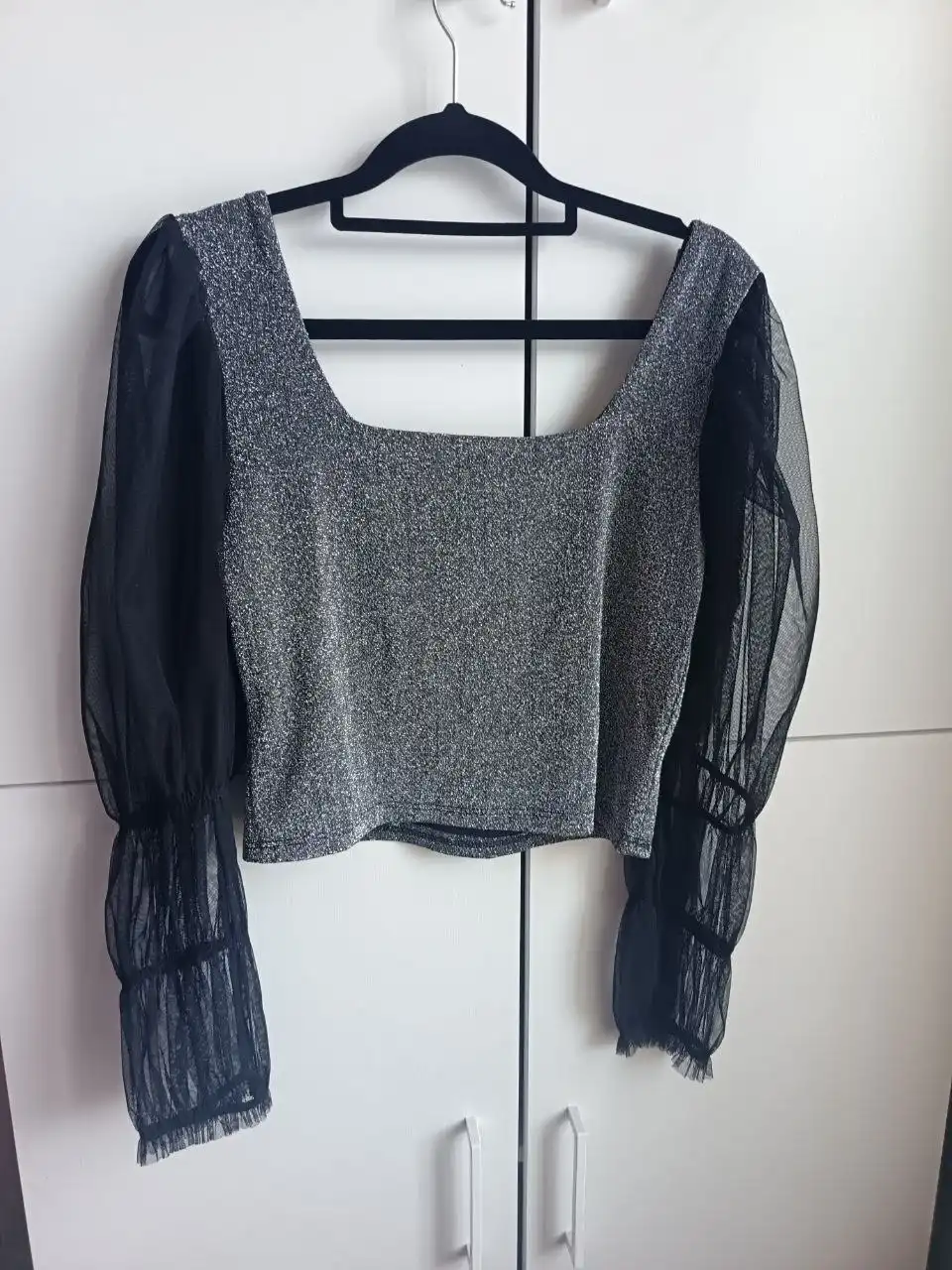 Вечернее платье с блеском и П-образным вырезом