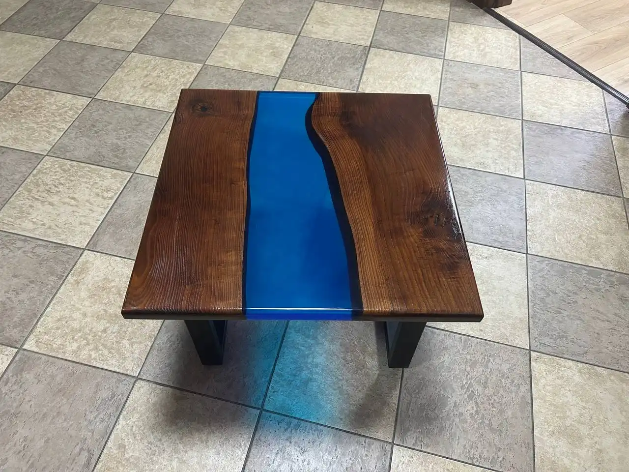 Стол из эпоксидной смолы 58x58 см