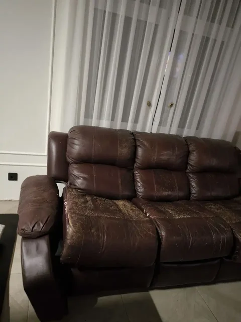 Диван кожаный трёхместный раскладной б/у - Инструменты в Калининград