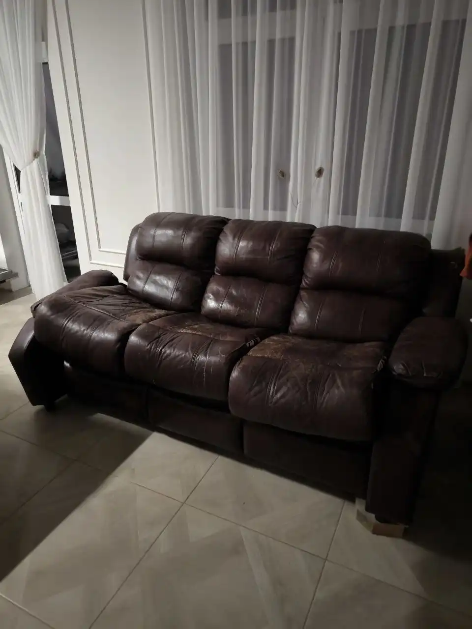 Диван кожаный трёхместный раскладной б/у