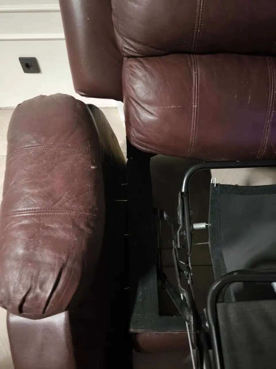 Диван кожаный трёхместный раскладной б/у