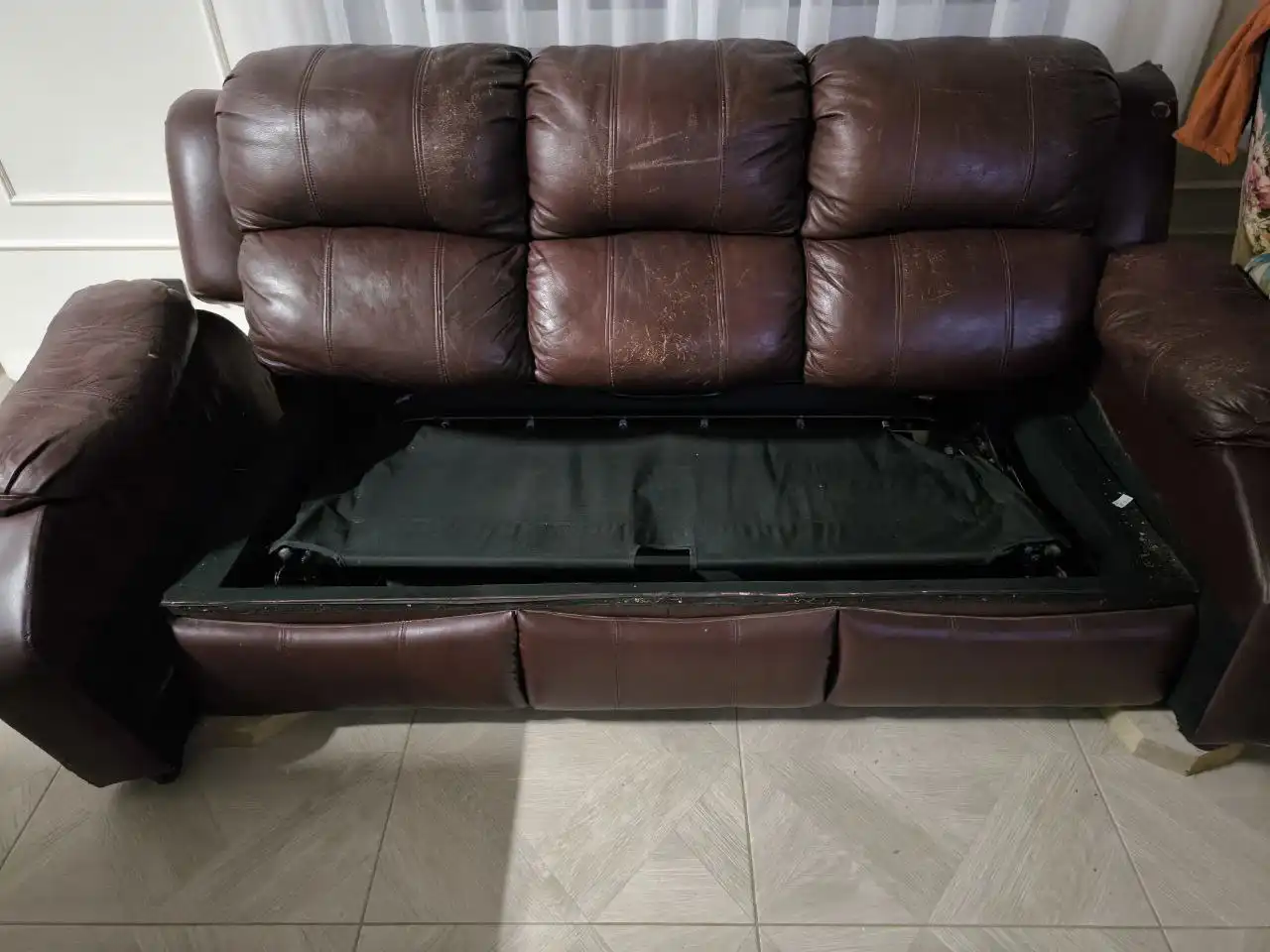 Диван кожаный трёхместный раскладной б/у