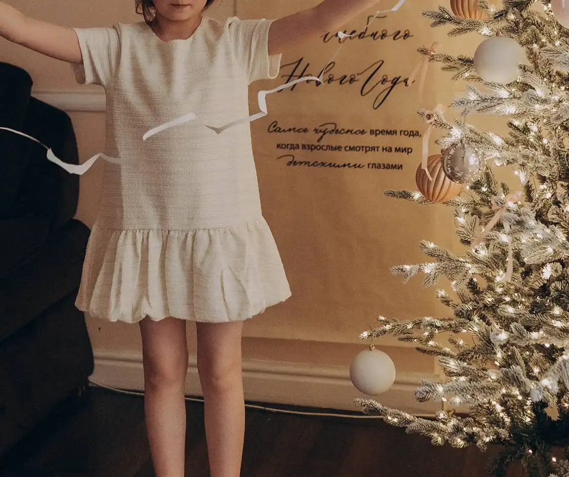 Продам платье для девочки на рост 140 см