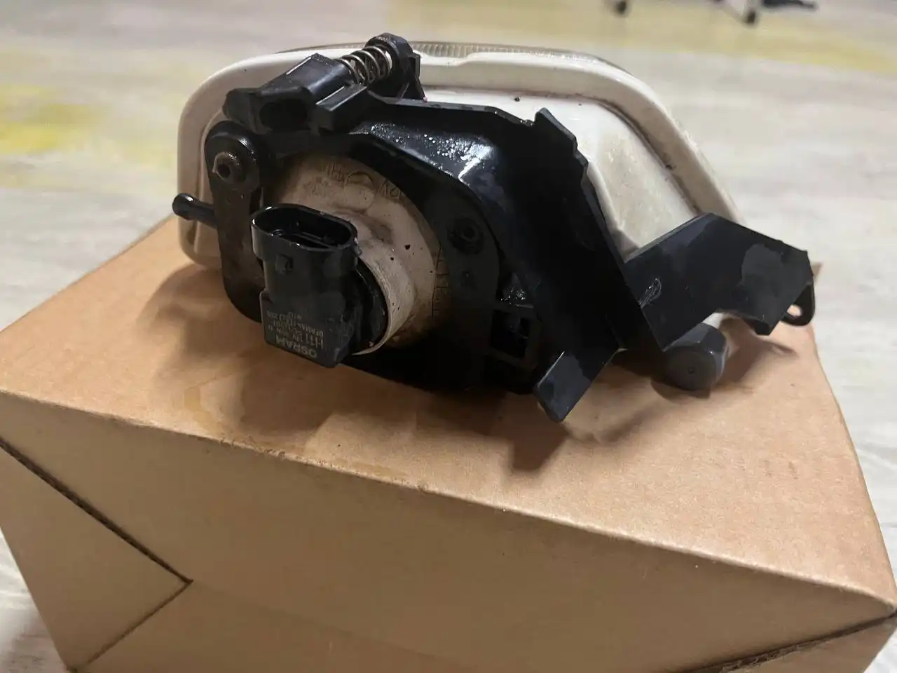 Продажа магнитолы и противотуманной фары на Ford Focus 1 2005 - Автозапчасти (Запчасти) в Калининград