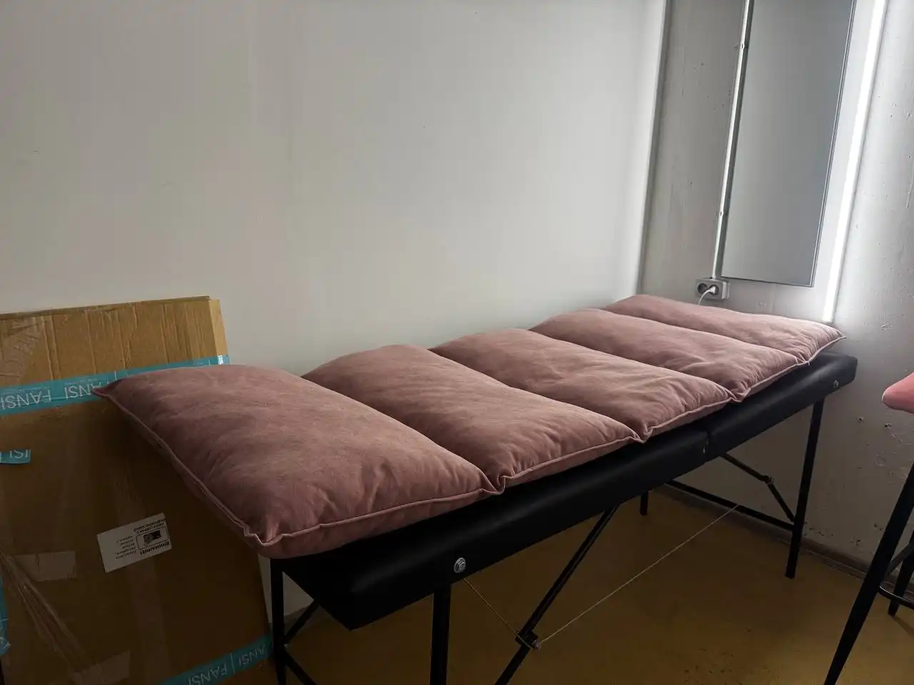 Продам кушетку для мастера с матрасом и чехлом - Барахолка в Калининград