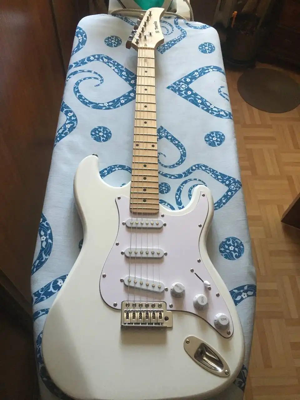 Продам электрогитару Terris с комбиком - Музыкальные инструменты (Электроника) в Калининград