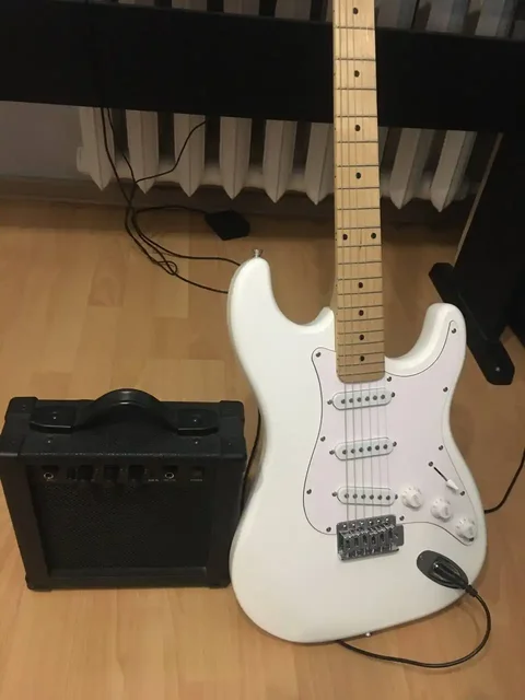 Продам электрогитару с комбоусилителем - Ролики/коньки в Калининград