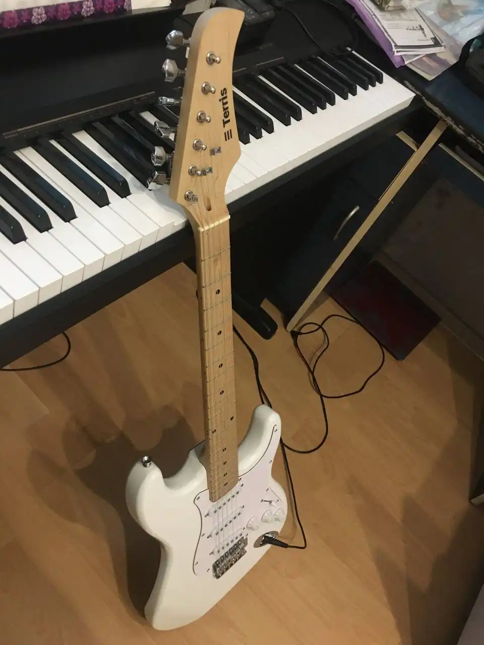 Продам электрогитару с комбоусилителем - Музыкальные инструменты (Хобби и отдых) в Калининград