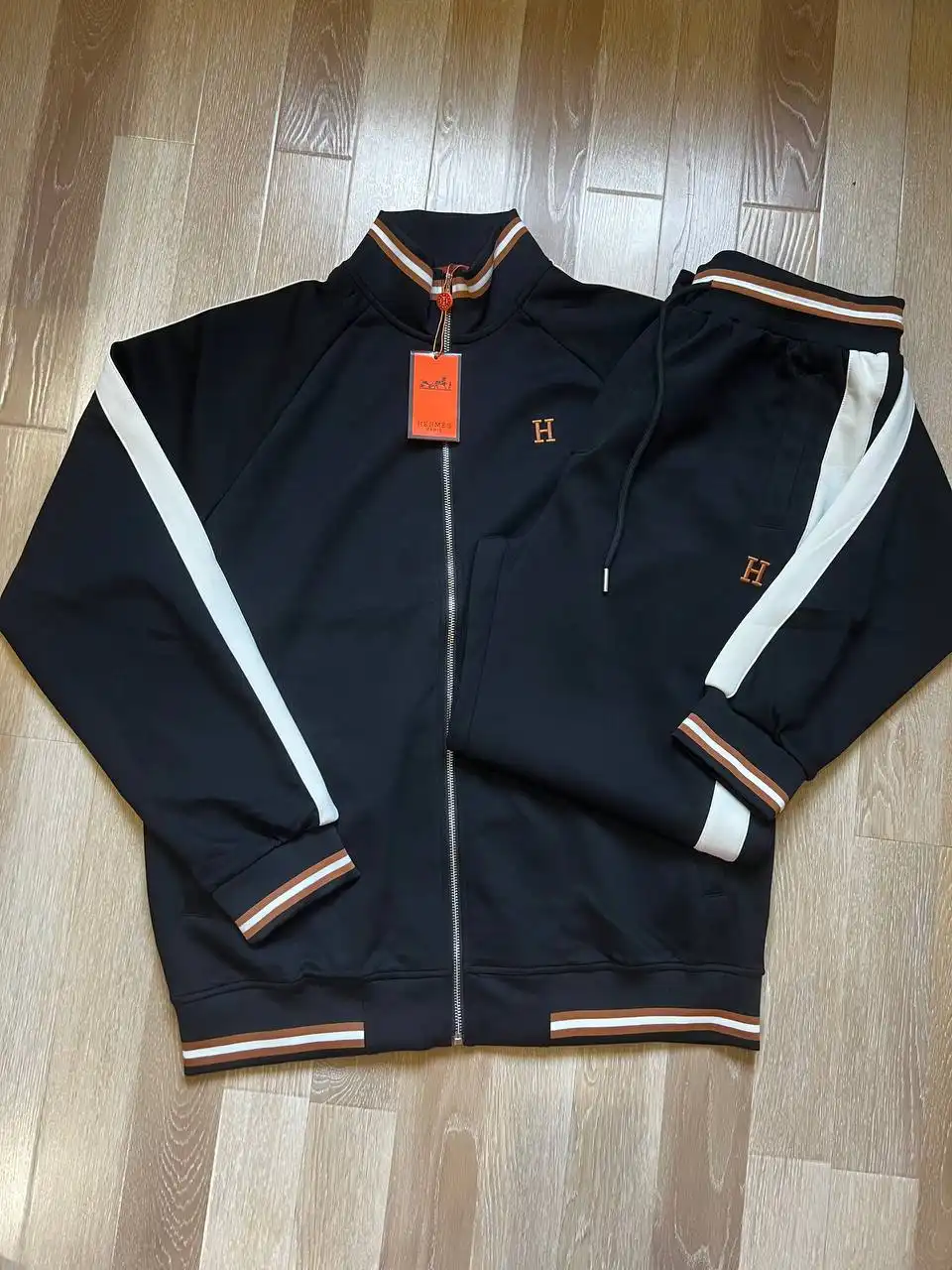 Продам спортивный костюм Hermes и жилетку Boss - Спортивная одежда (Одежда) в Калининград