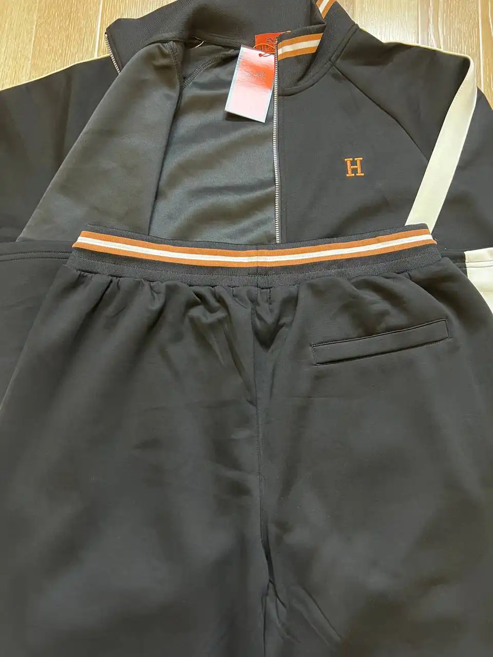 Продам спортивный костюм Hermes и жилетку Boss - Спортивная одежда (Одежда) в Калининград