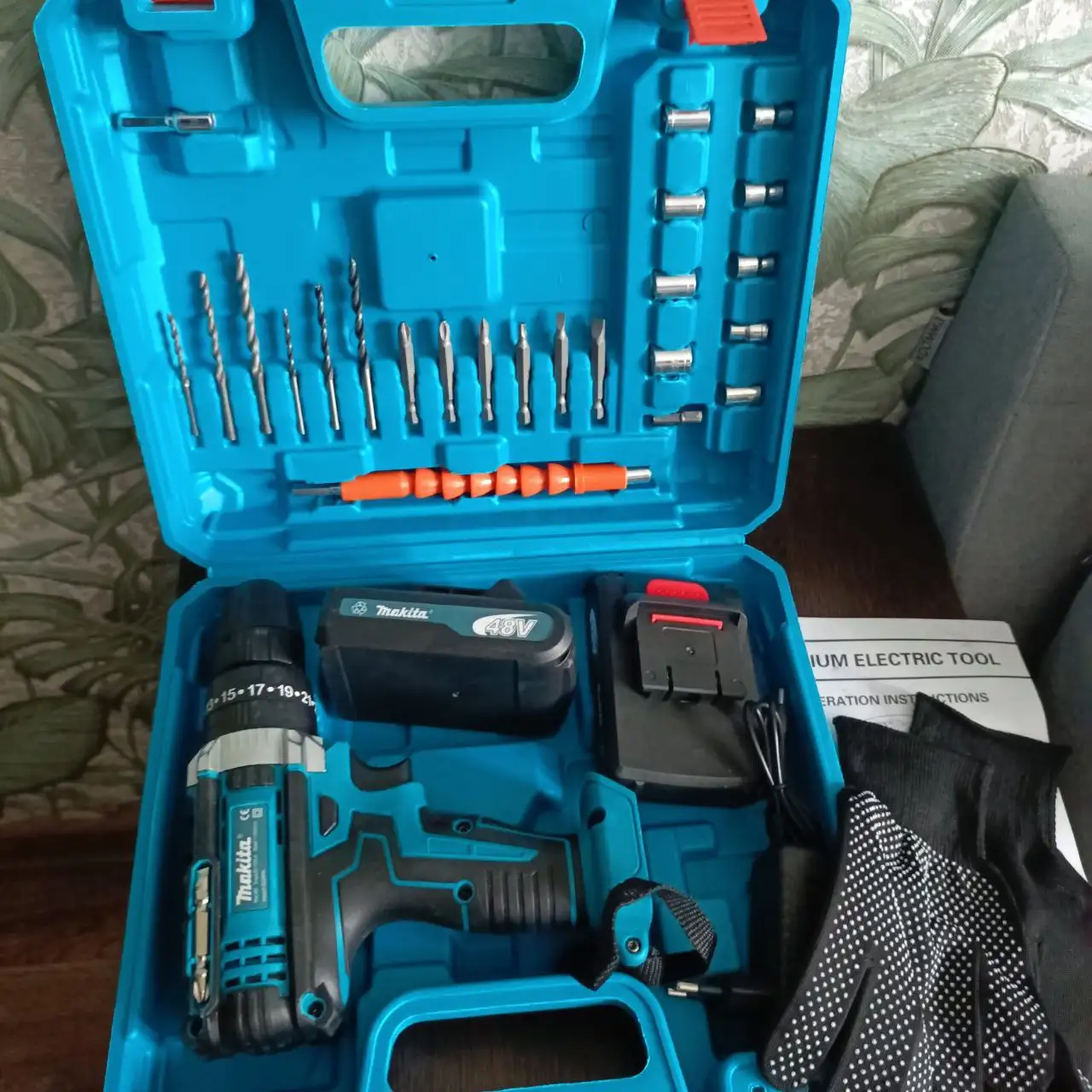 Шуруповёрт Макита с насадками и кейсом - Барахолка в Калининград