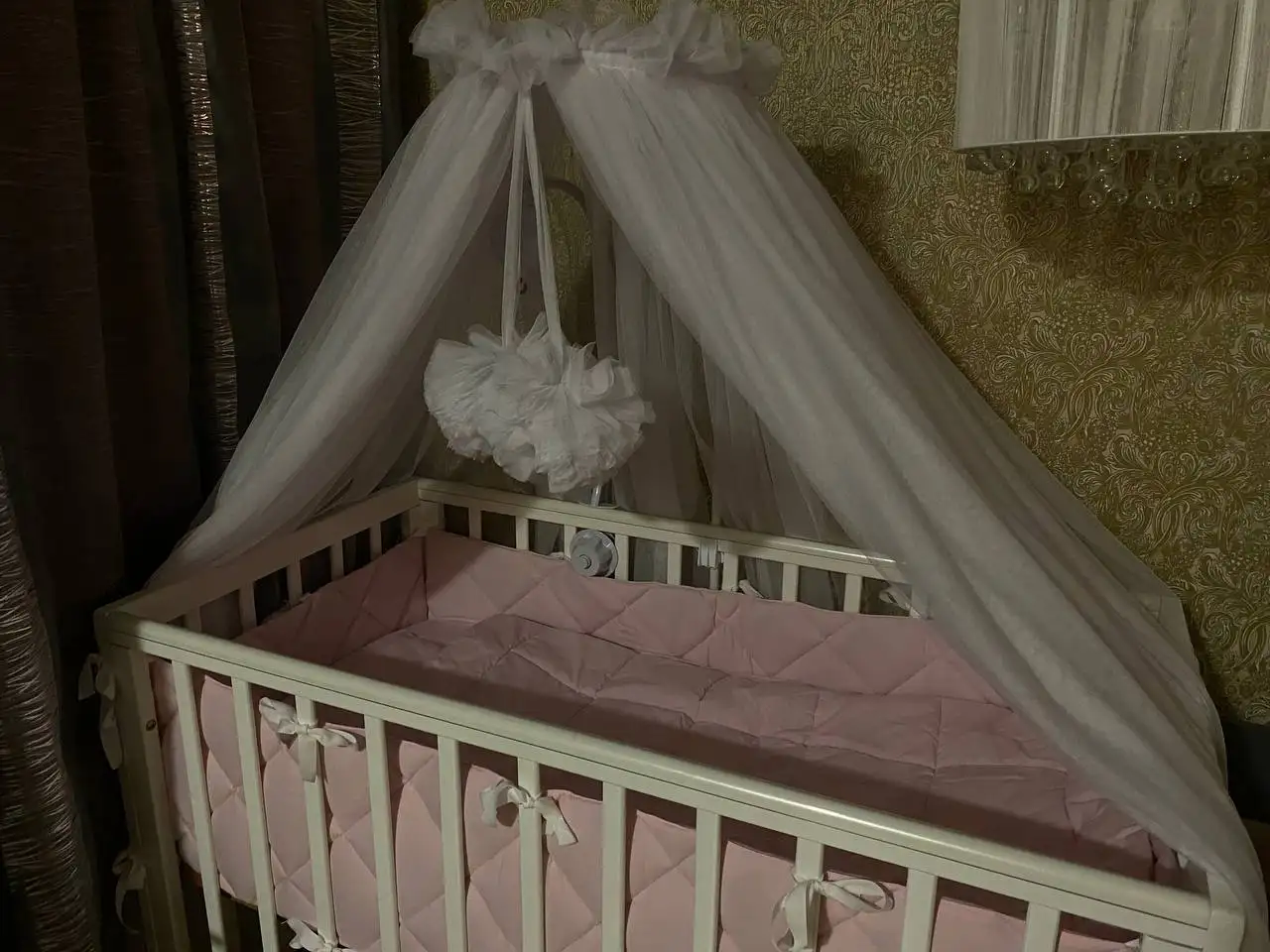 Продам кроватку с маятником для малышей с полным комплектом - Детская мебель (Товары для детей) в Калининград