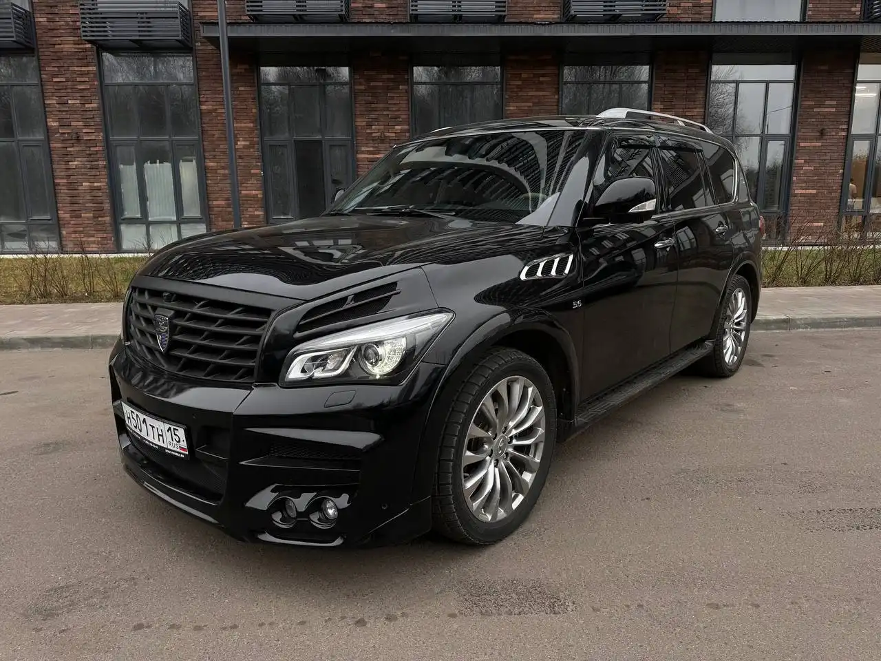 Infiniti QX80 AT 2015 года