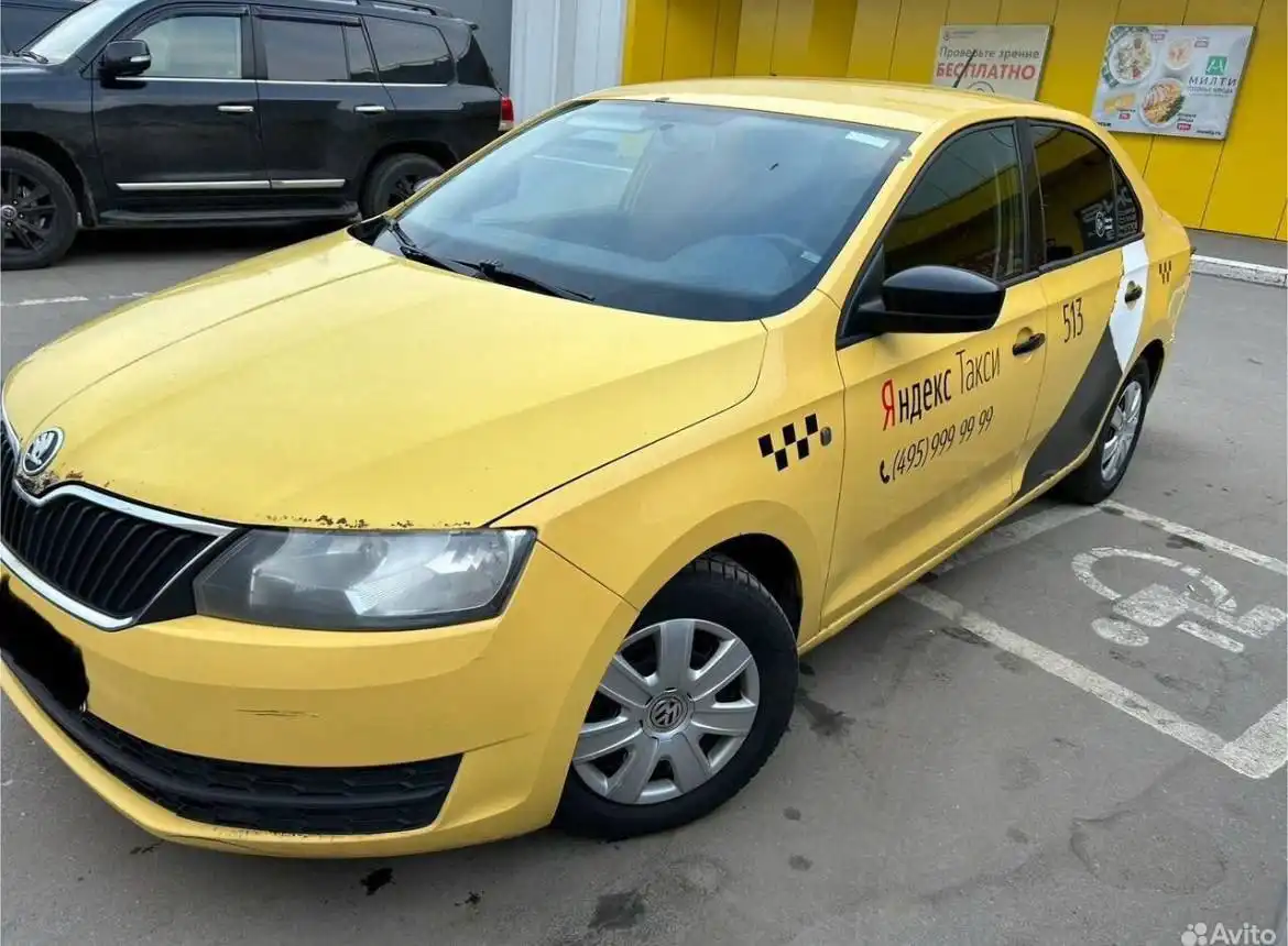 Шкода рапид 2017г 1.6 желтый