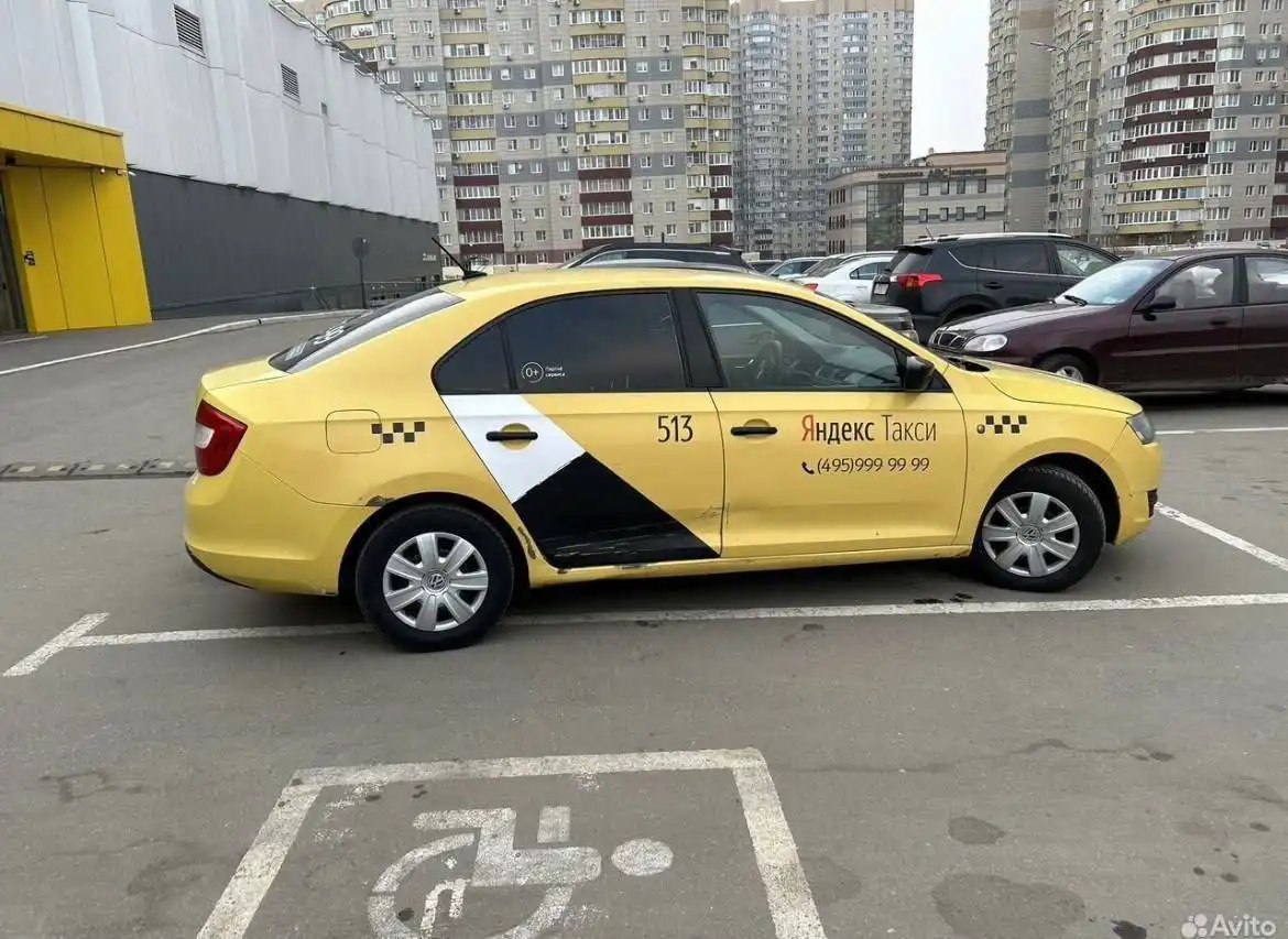 Шкода рапид 2017г 1.6 желтый