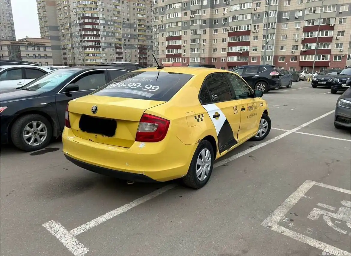 Шкода рапид 2017г 1.6 желтый