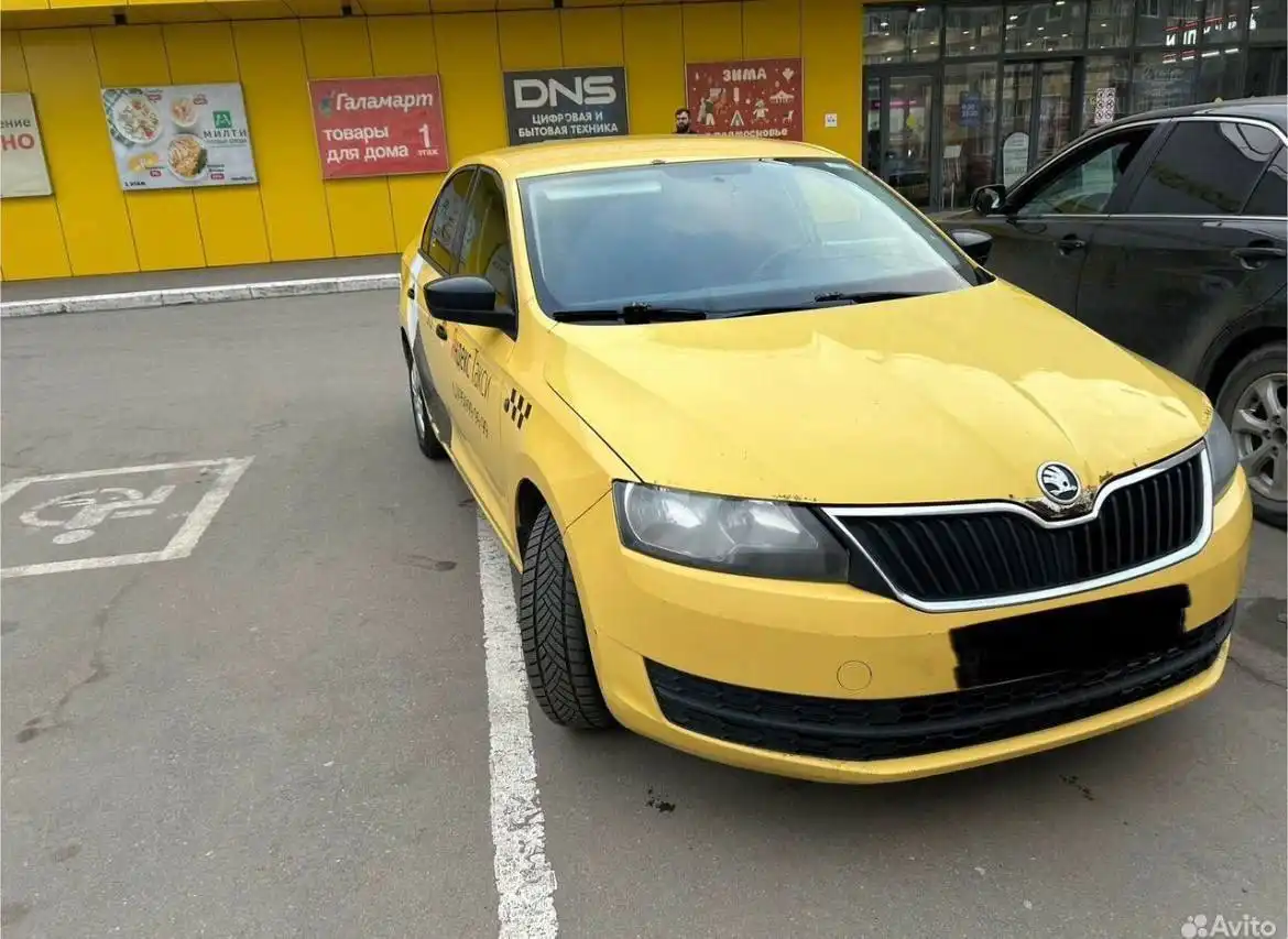 Шкода рапид 2017г 1.6 желтый