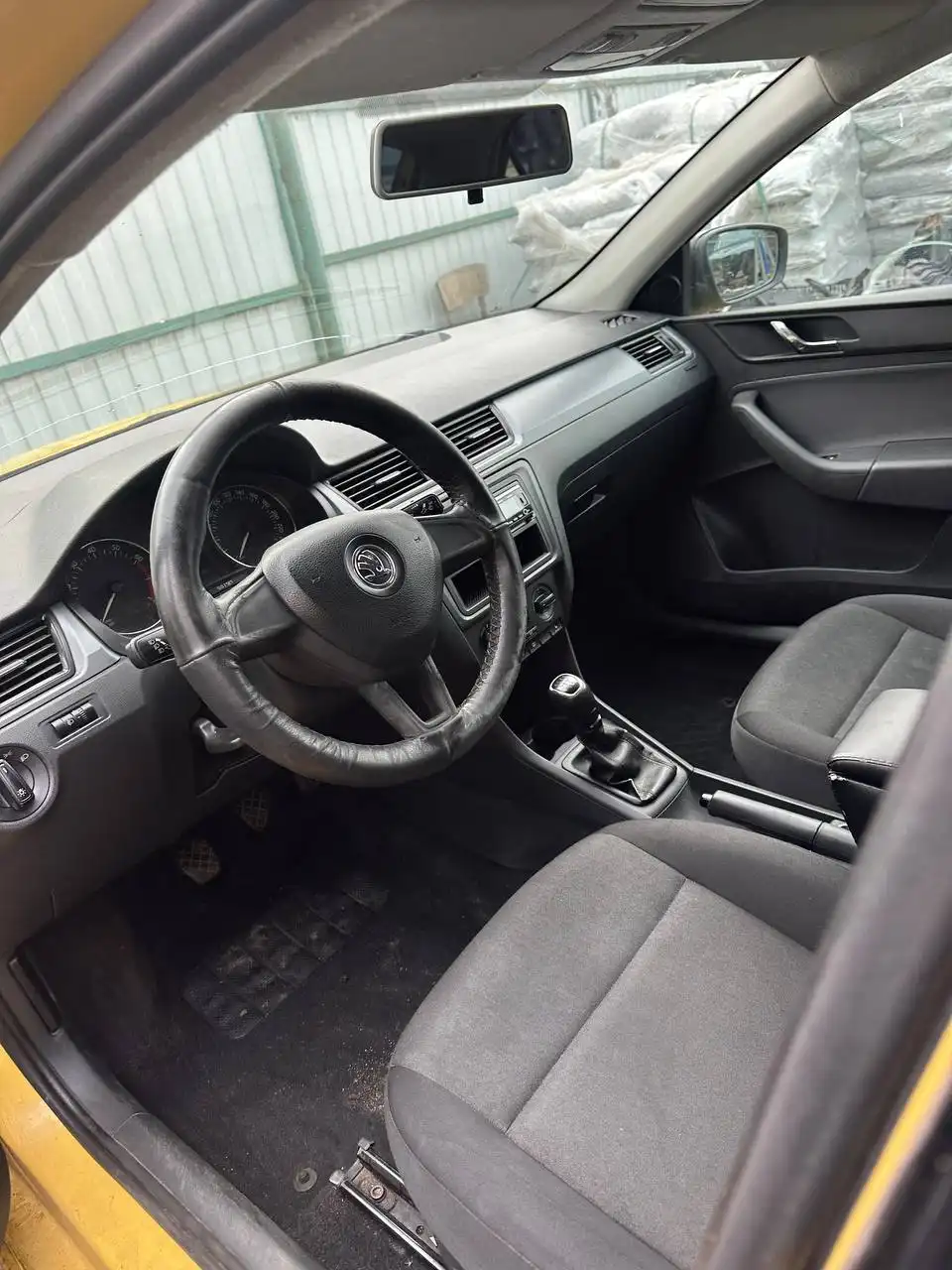 Шкода рапид 2017г 1.6 желтый