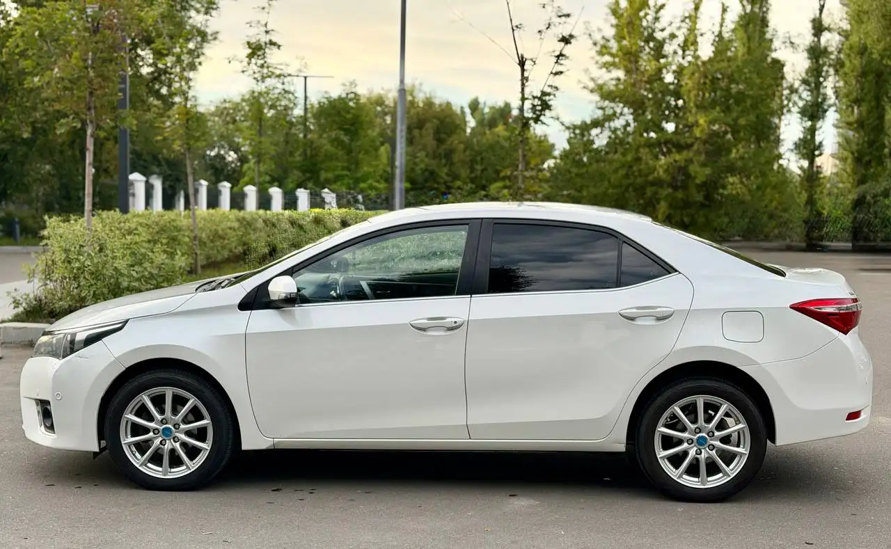 Тойота Королла 2013, 1.6, вариатор - Легковые автомобили (Авто) в Москва