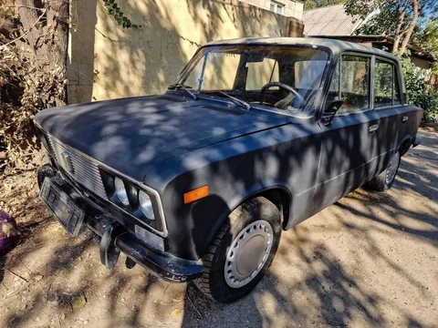 ВАЗ 2103 1984 года на ходу - Lexus Land Cruiser 200 в Москва