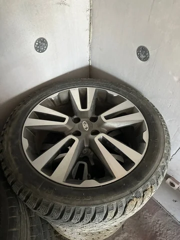 Диски Веста Кросс R17 с зимней резиной - Номера и регистрация в Орск