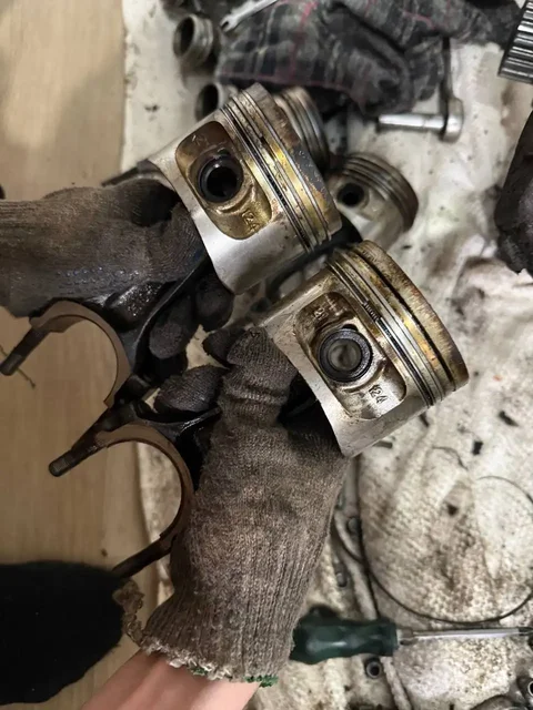 Запчасти ВАЗ 2110: шпильки ГБЦ, коленвал, шатуны - Осветительные приборы в Орск