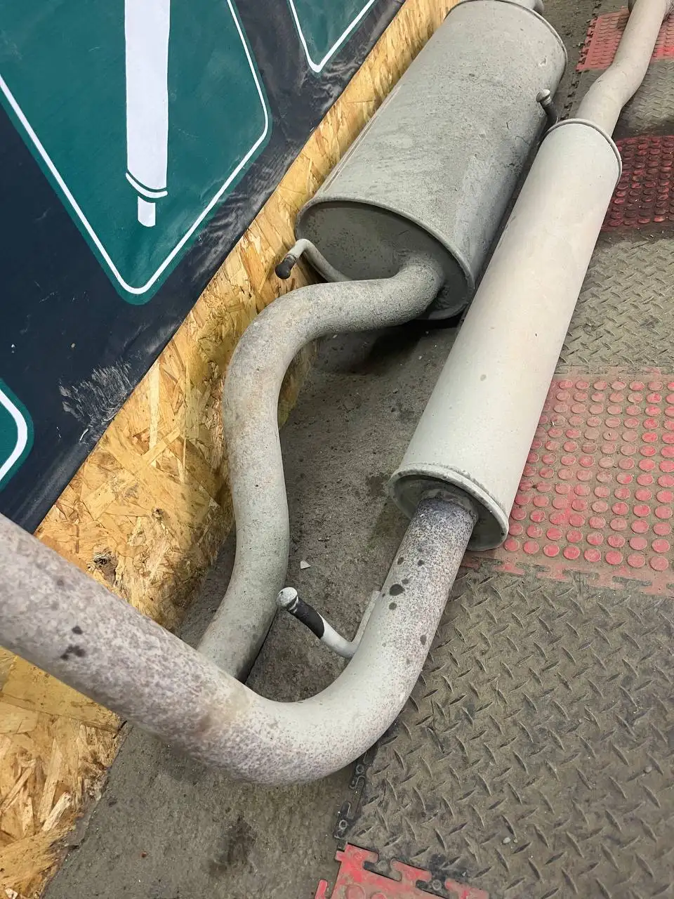 Резонатор и глушитель завод в хорошем состоянии - Выхлопная система (Запчасти) в Орск