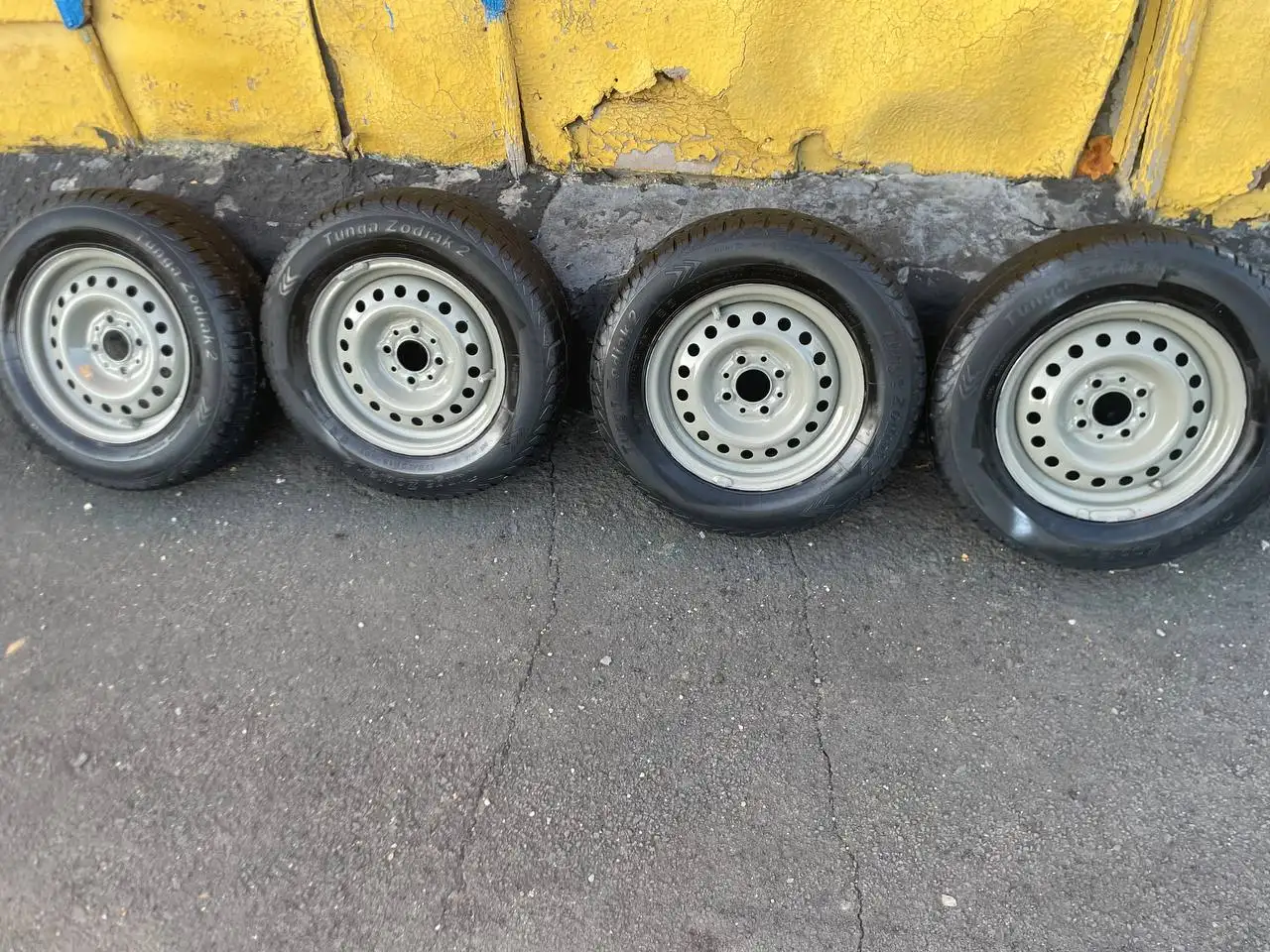 Продам комплект колёс R13 175/70 - Колёса (Авто) в Орск