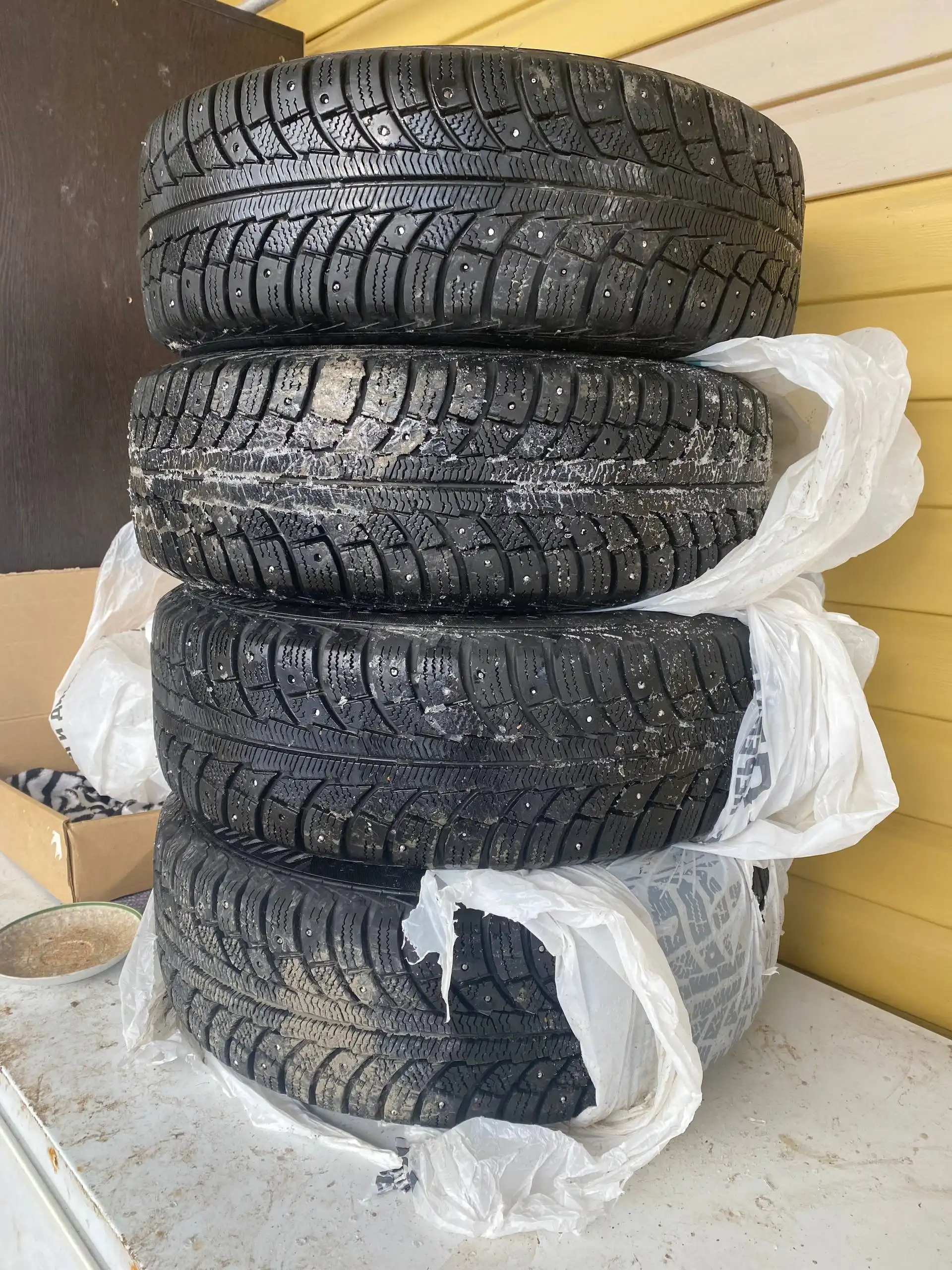 Продажа комплектов зимней и летней резины на 14