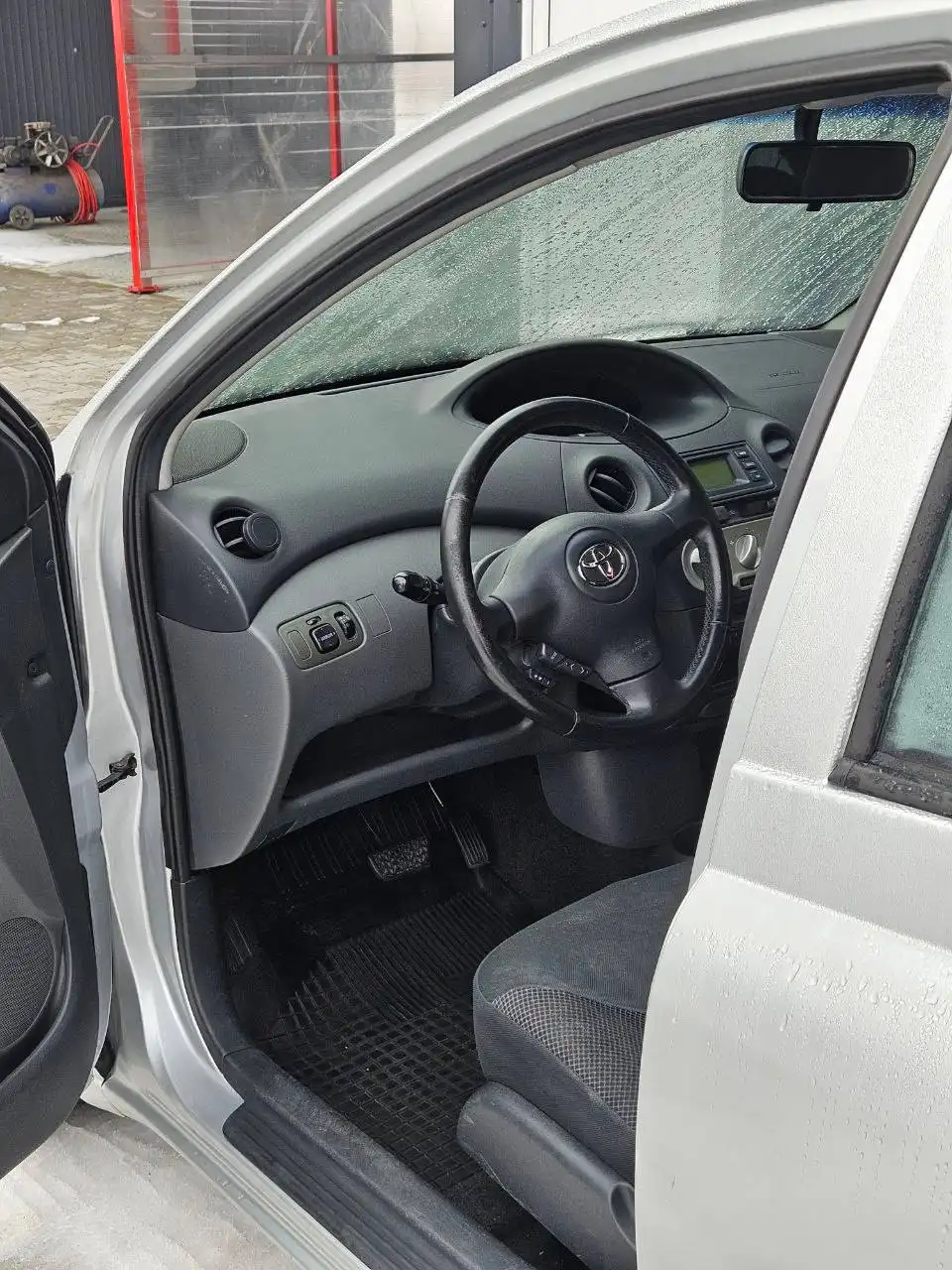 Toyota Yaris 2003 рестайлинг