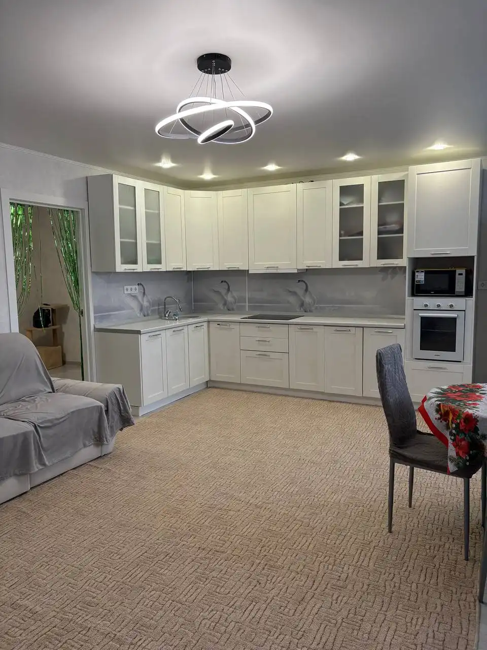 Продается 4-комнатная квартира с огромной кухней на проспекте Победы - Квартиры (Недвижимость) в Оренбург