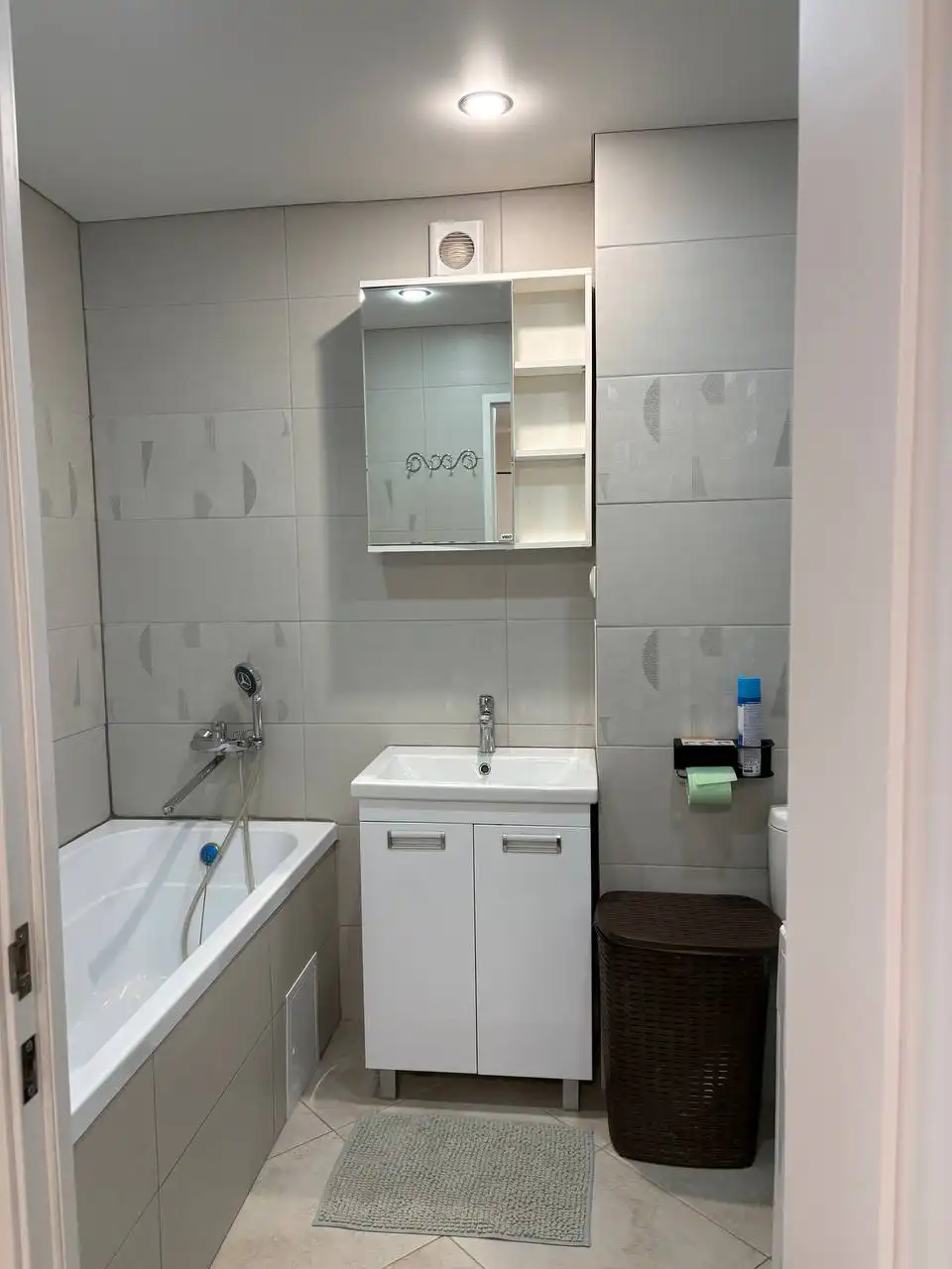 Продается 4-комнатная квартира с огромной кухней на проспекте Победы - Квартиры (Недвижимость) в Оренбург