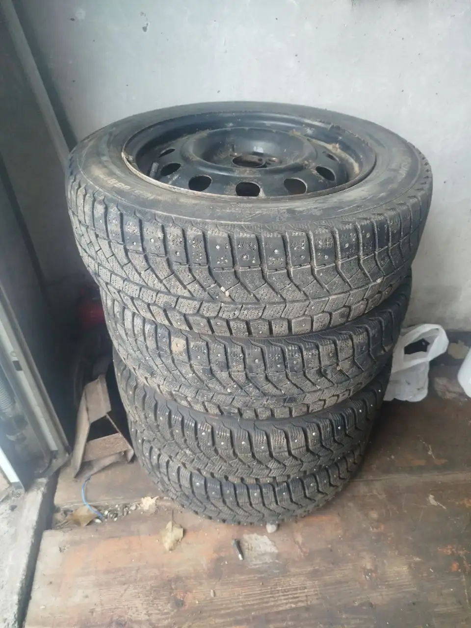 Продам комплект зимних колёс от Kia Rio подходит на Solaris - Колёса и шины (Запчасти) в Ижевск