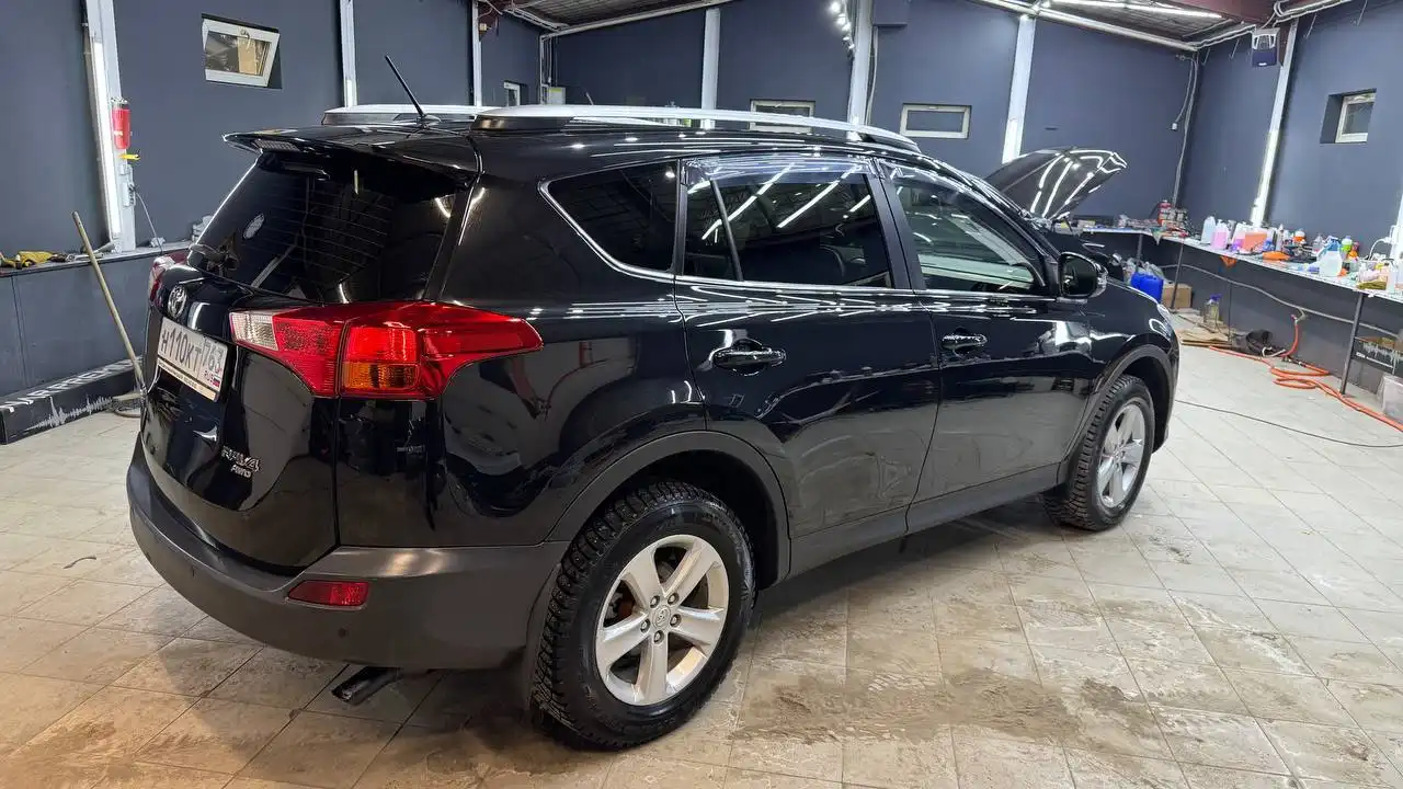 Toyota RAV4 2014 года, максимальная комплектация, полный привод