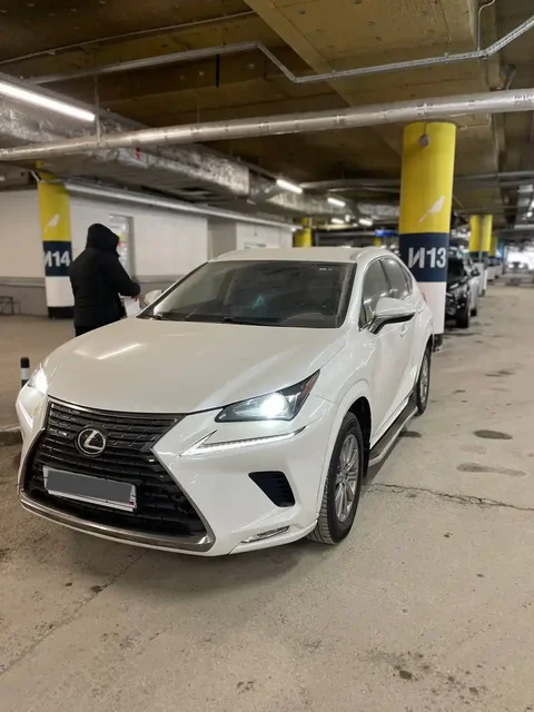 Lexus NX200 2021 года выпуска - Грузовики в Санкт-Петербург
