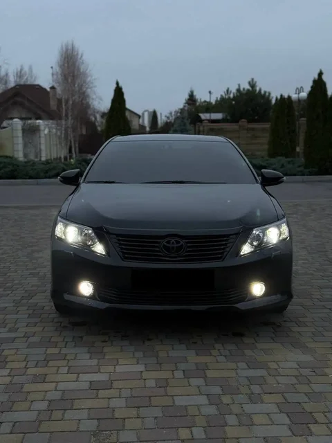 Продажа Toyota Camry 2011 года - Грузовики в Санкт-Петербург
