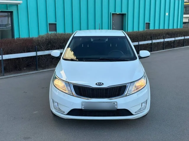 Kia Rio 2013 года выпуска - Аксессуары для авто в Санкт-Петербург