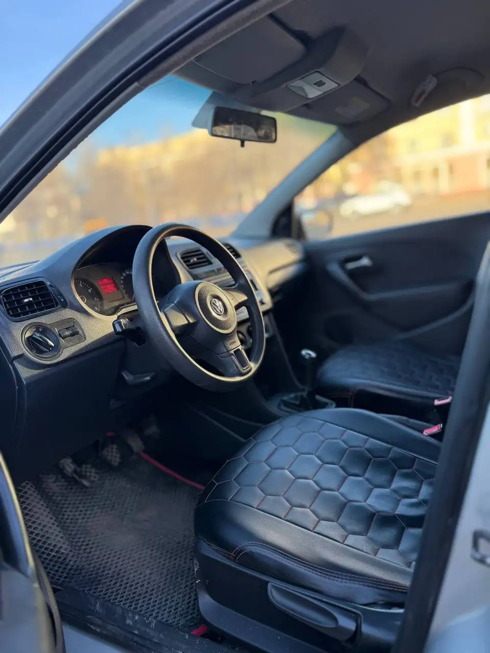 VOLKSWAGEN POLO 2012, 1.6 бензин, МКПП, 300000 км - Легковые автомобили (Авто) в Москва