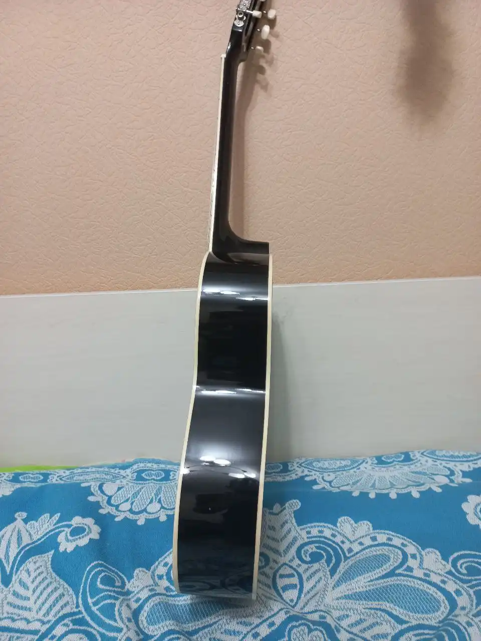 Продам гитару с чехлом