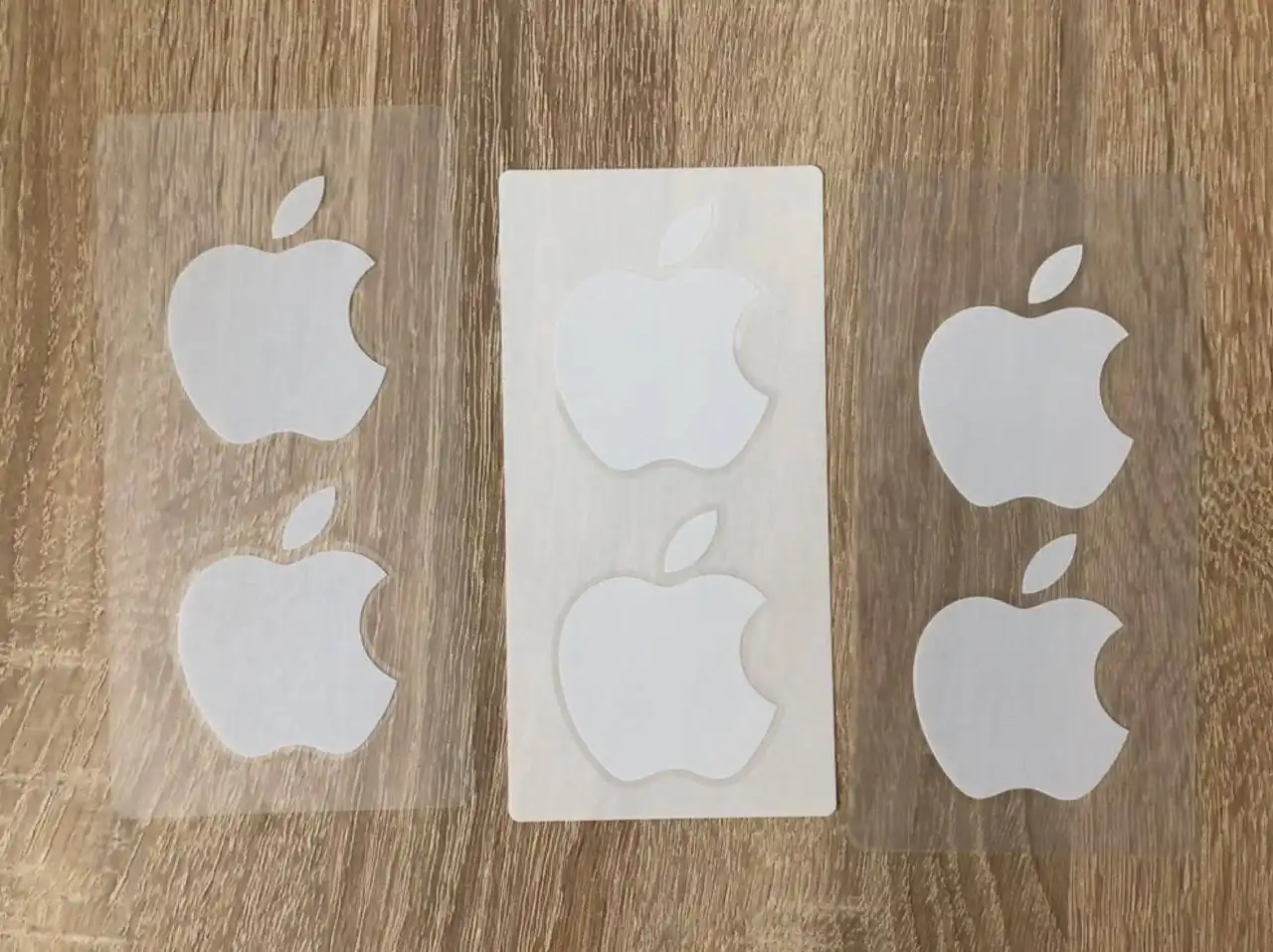 Продажа наклеек Apple из комплектов iPhone и iPad
