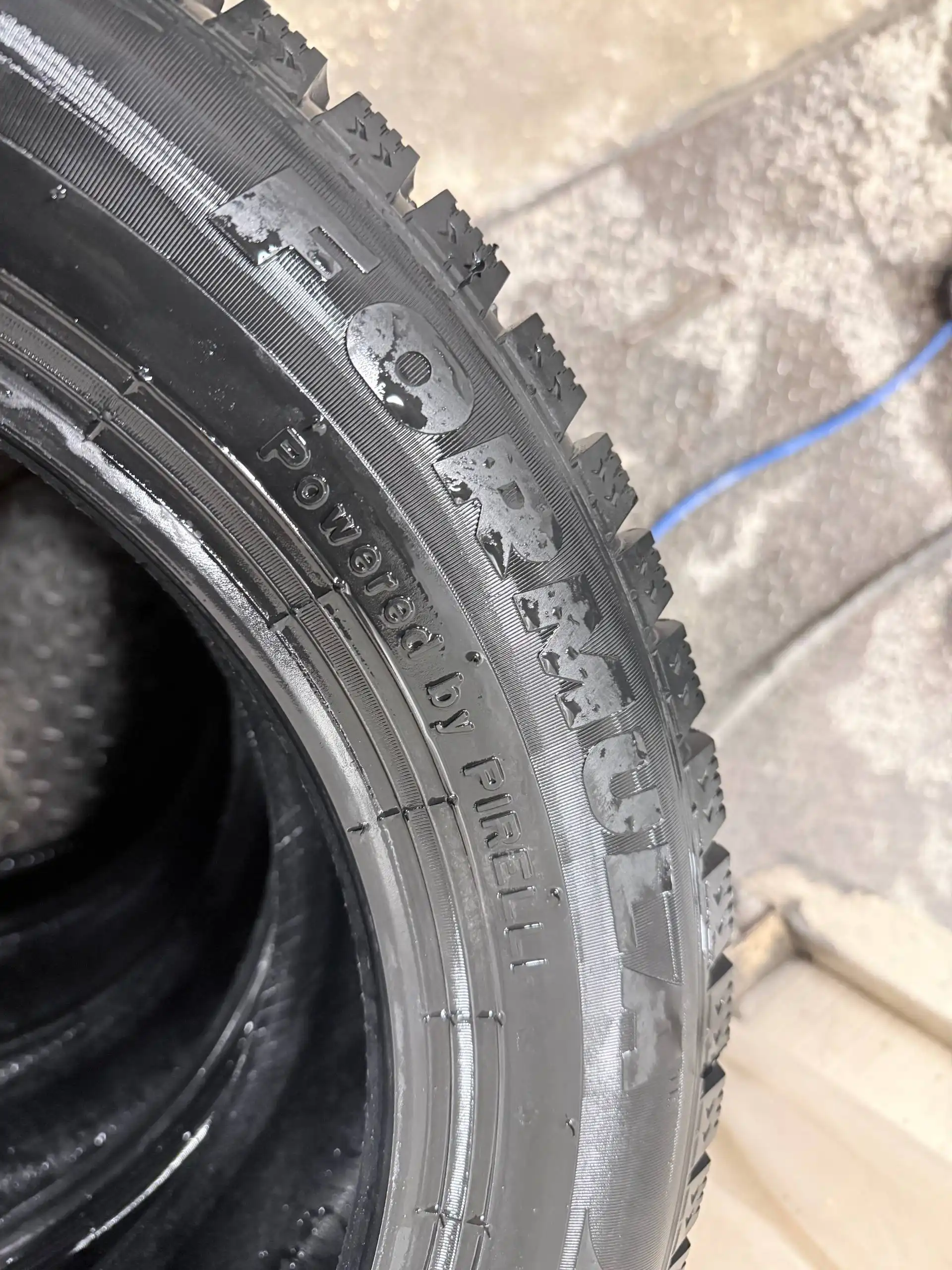 Продажа зимних шин 185/60 R15