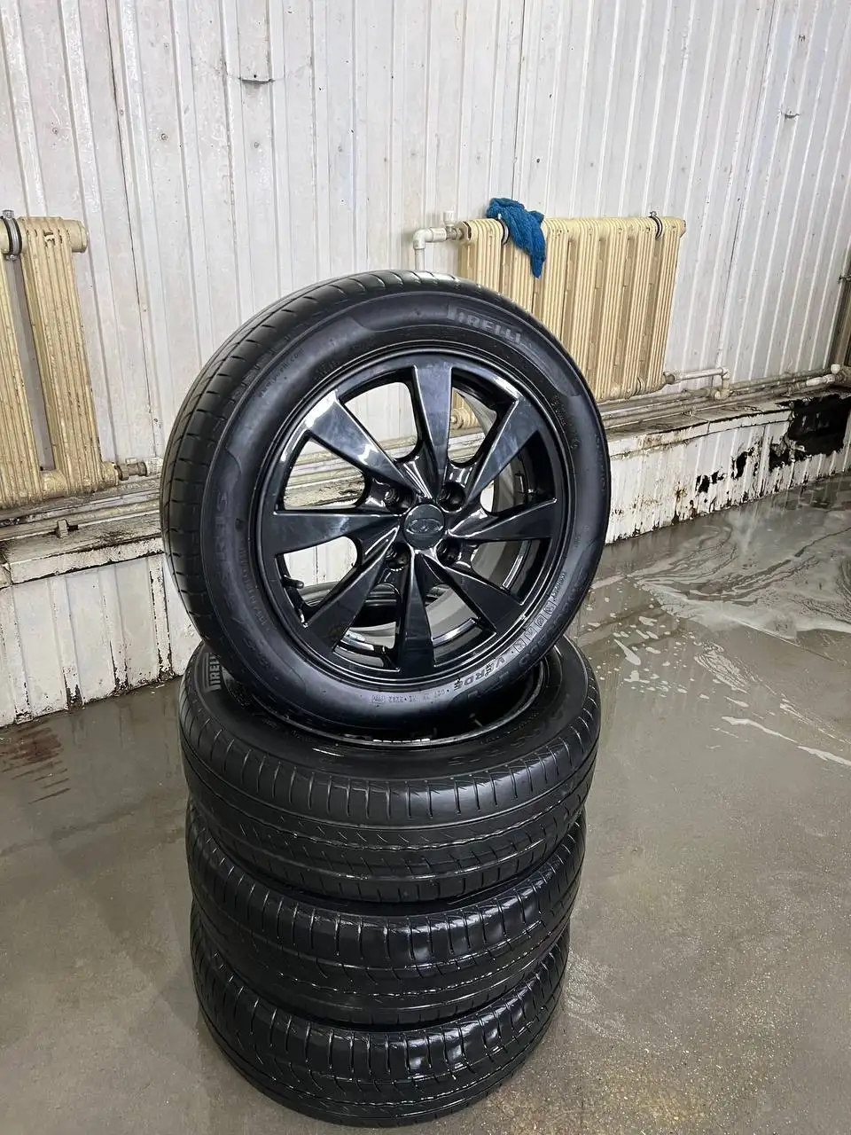 Литые диски Black Edition R15 в сборе с резиной Pirelli 185/55 R15 2020 год - Запчасти (Авто) в Тольятти