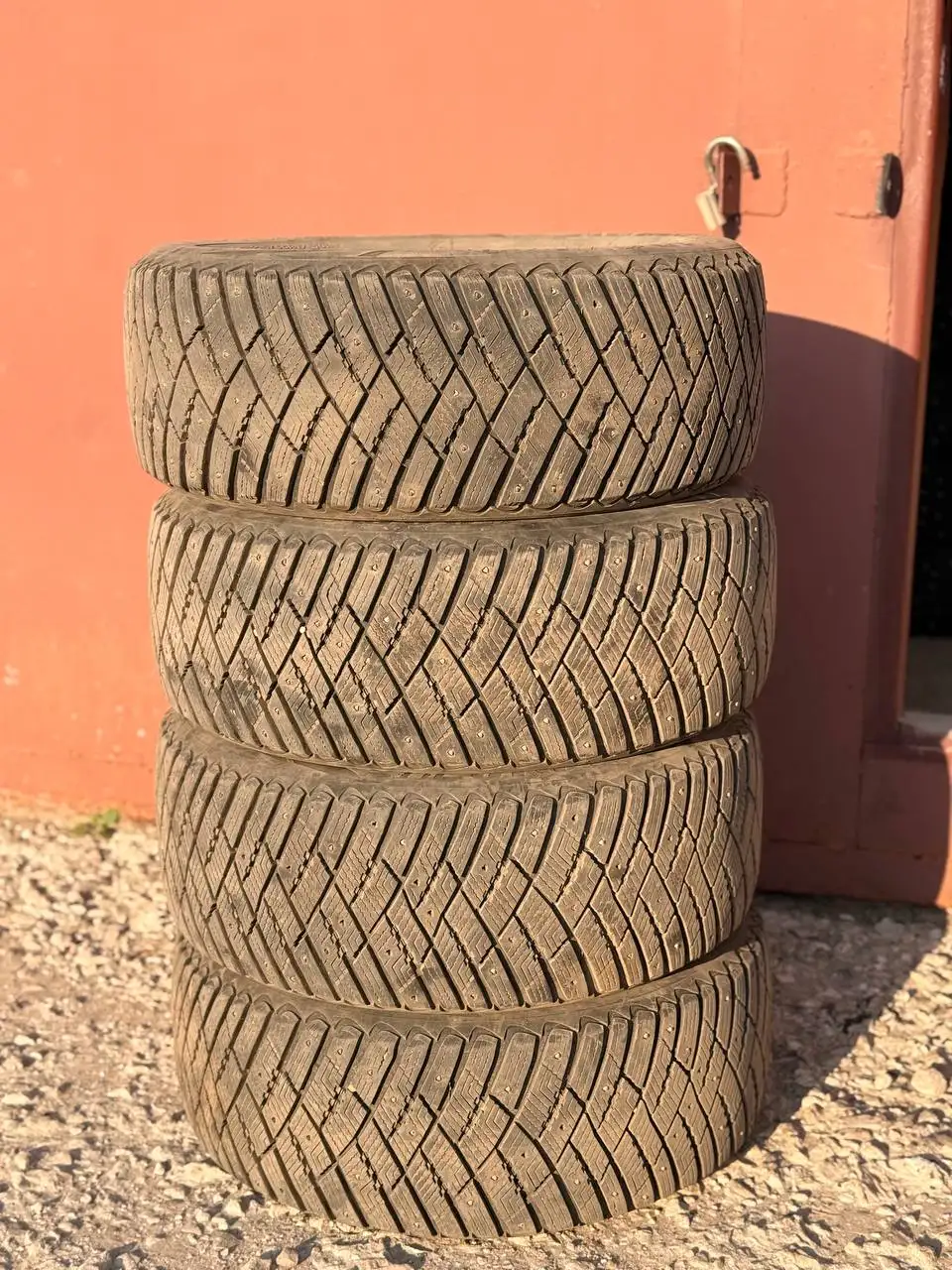 Продам зимние шины 205/65/16 и 235/55/17 - Шины и диски (Авто) в Тольятти