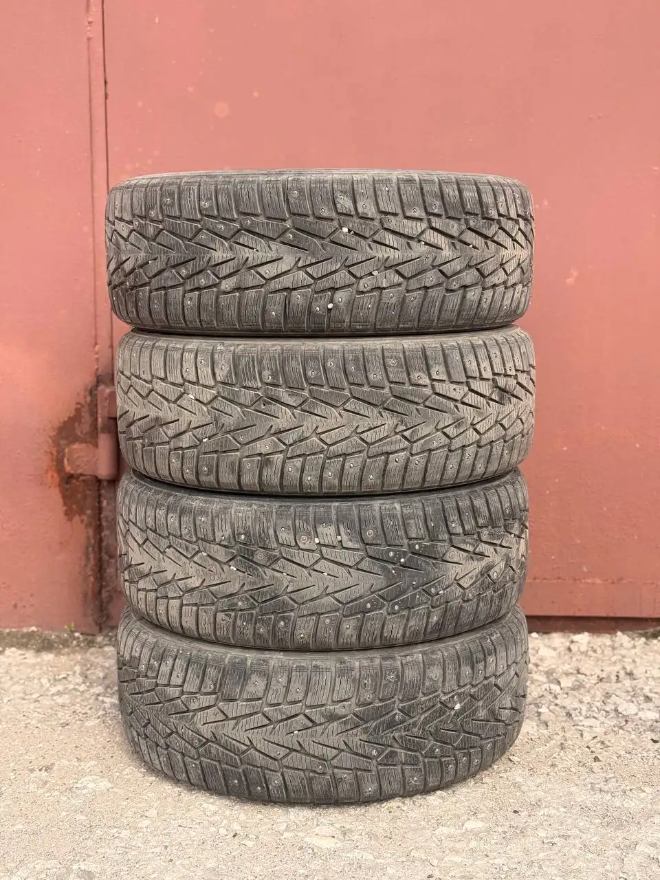 Продам зимние шины 205/65/16 и 235/55/17 - Шины и диски (Авто) в Тольятти