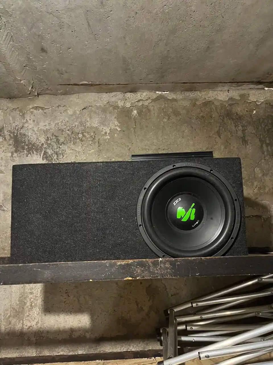 Продам короб под 12 саб на трубе