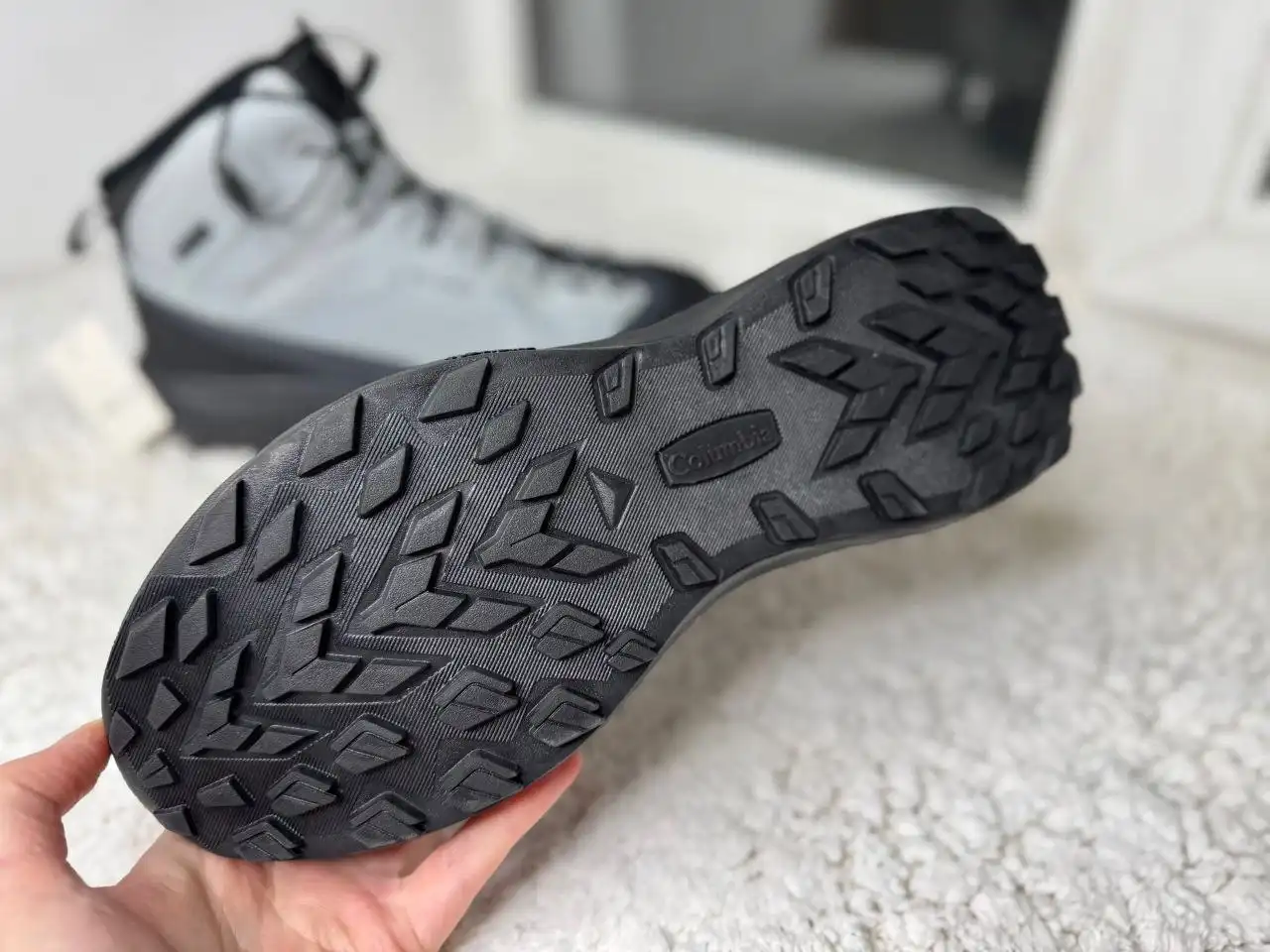 Кроссовки Columbia серые на основе водоотталкивающей и дышащей мембраны - Обувь (Одежда) в Томск