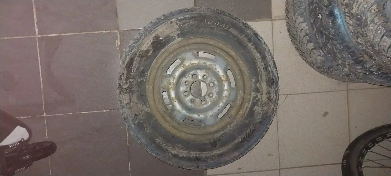 Продажа 4 дисков R13 с потрёпанной резиной - Запчасти (Авто) в Самара