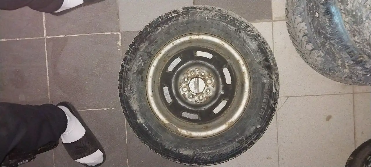 Продажа 4 дисков R13 с потрёпанной резиной - Запчасти (Авто) в Самара
