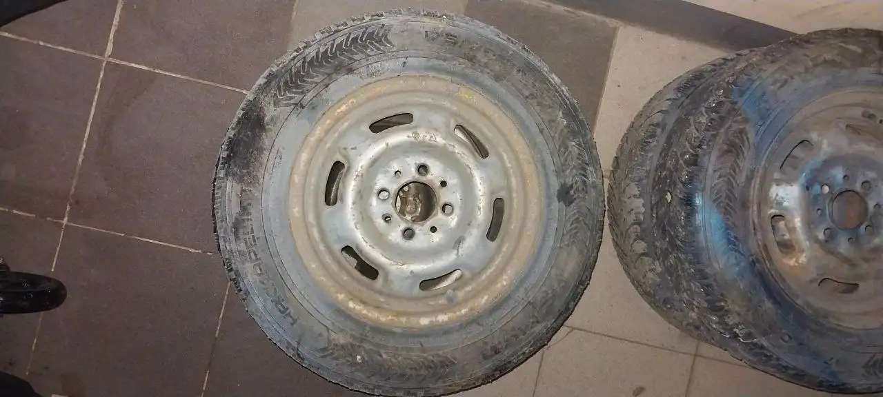 Продажа 4 дисков R13 с потрёпанной резиной - Запчасти (Авто) в Самара